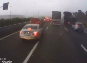 Jakou spoušť dokáže udělat silný vítr na dálnici? Tohle vám opravdu otevře oči!