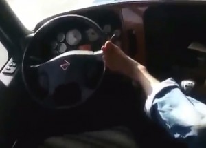 Neměl peníze na čtvrtou pneumatiku a tak použil nouzové řešení!