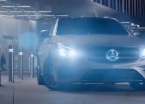 Zakázaná reklama na Mercedes řadu E. Podívejte, proč tuto reklamu museli stáhnout!