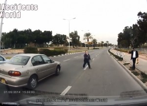 Lehala si pod auta, co na to manžel a řidiči?