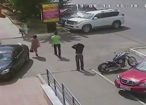 Dal si přes hlavu tričko a šel krást!