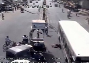 Spadl pod kola autobusu, vytáhli ho a všichni zírali!