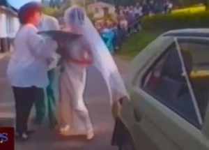 Přivřeli nevěstě do dveří auta závoj a odjeli