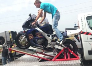 Podaří se mu postavit motorku na jedno kolo?