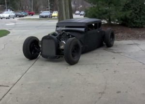 Prohání se znovu po silnici Ford Kupé 1929