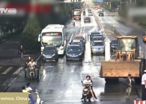 Když bagrista dělal pořádek na křižovatce, nikdo netušil, že to takhle dopadne