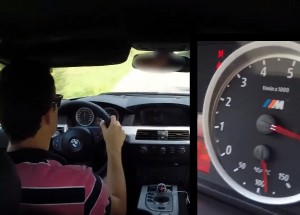 Parta kamarádů řádila v běžném provozu v okolí Prahy!