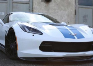 Chtěl se svou novou Corvettou udělat na srazu dojem. Podívejte, jak se akorát ztrapnil!