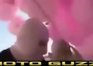 Víte, co udělají růžové balonky s motorkou?