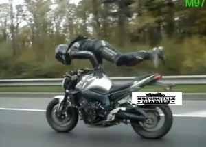 Pří srážce s motorkářem zapomněl co je brzda a co plyn!