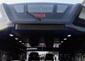 Nový způsob veřejné dopravy v Číně. Tohle není Sci-Fi, tohle je realita!