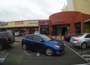 Tahle žena by se měla vrátit do autoškoly na lekce parkování!