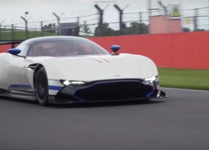 Tohle je Aston Martin Vulcan. Auto, ze kterého řidiči dostávají infarkt!