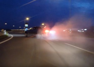 Mladík se svým BMW M5 E60 driftuje na pražském kruhovém objezdu!