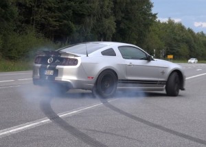 Při machrování s Mustangem si málem rozbil auto