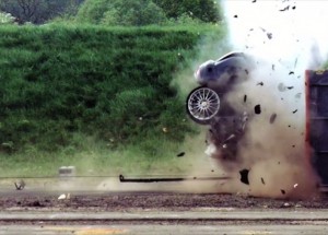 Jel pouze 120km/h a podívaná na jeho čelní náraz předčí očekávání!