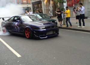 Nissan Skyline GTR zagumoval během čekání v koloně. Celá ulice jásala nadšením!