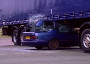 Projel pod nákladním autem!