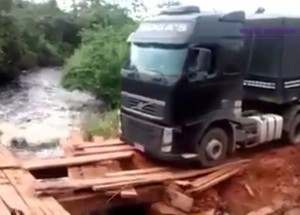 Dokáží skoro nemožné! Ukázka úžasné truck řidičské dovednosti!