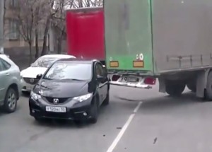 Kradl pomocí kamionu auto