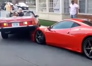 Slečna chtěla zaparkovat před Ferrari svůj kabriolet. Tohle nedopadlo podle její představ!