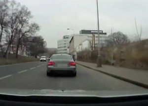 Řidič luxusního BMW ujel pražským policistům. Za tento výkon je asi nepochválí!