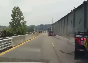 Drtí web nejnovější, dramatické vykládky nákladních aut