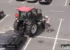 Tak takhle parkuje slečna TRAKTORYSTKA