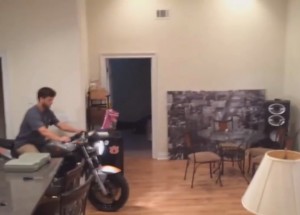 Zatočit v bytě rychle kolem okna, se motorkáři vymklo kontrole