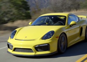 Poráží svého staršího bratra Porsche Cayman GT4