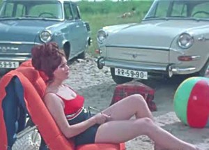 Přitahovali i tenkrát dívky v plavkách pozornost k novému autu