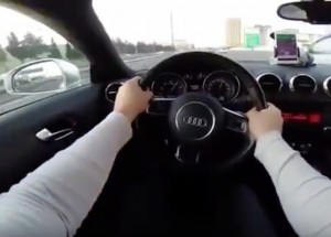 Řidič Audi TT si asi neuvědomil, že nehraje GTA. To musíte vidět!