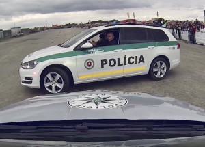 Česká, Slovenská a Polská policie driftuje. Kterým pánům to šlo nejlépe?