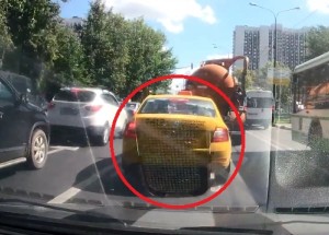 Řidič Octavie jel za fekálním vozem. Co po té následovalo, nezapomene do konce života!