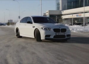 Řidič driftuje s bílým BMW M5 v ulicích. Nádhera!
