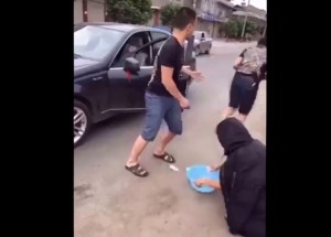 Chtěl podarovat žebráka a za svou dobrotu krutě zaplatil