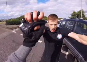 Neunesl kličkování motorkáře