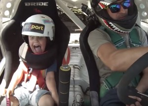 Táta driftoval se svým pětiletým synem. Jeho reakce jsou k nezaplacení!