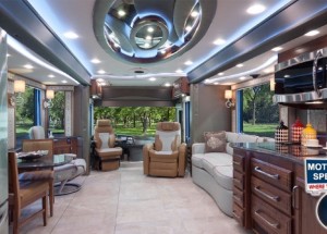 Na první pohled vypadá, jako luxusní autobus, ale interiérem šokuje