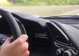 Řidič Ferrari 488 GTB si to svištěl po německé dálnici. Jel více jak 340 km/h!