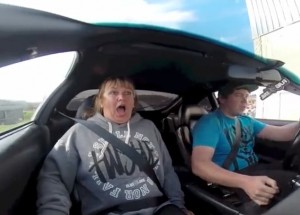 Syn svezl mámu ve své 940 koňové Supře. Její reakce vás ohromí!