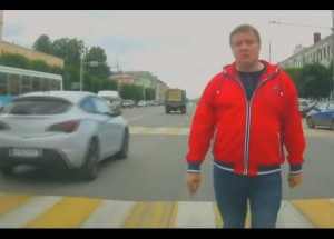 Napadl agresivní chodec řidiče a skončil bez bot