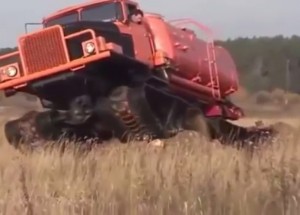 Topí se vojenská ruská technika v bahně