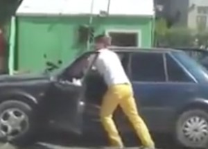 Zaparkoval v Rusku jako totální pako. Na to, co se mu stalo s autem, nikdy nezapomene!