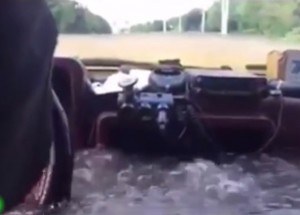 Mysleli si, že jejich auto je snad obojživelník