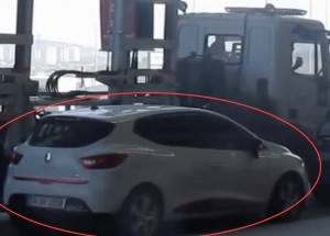 Chtěl si jen odskočit a auto nechal stát s výstražnými. Když se vrátil, nevěřil co uviděl!