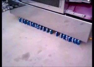 Rozdrtí dvacet plechovek s pivem?