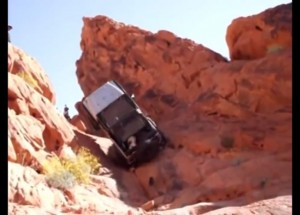 Že z převracejícího se auta, vyskočí tito dva, nikdo nečeká