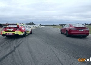 Kdo zvítězí? Tesla Model S nebo Holden V8 Supercar a nebo Walkinshaw?