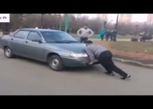 Přetlačí auto silák, nebo auto ho?